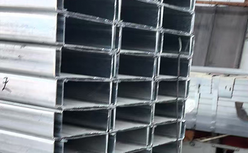 乌兰C型钢选型与在轻钢结构中的应用解析